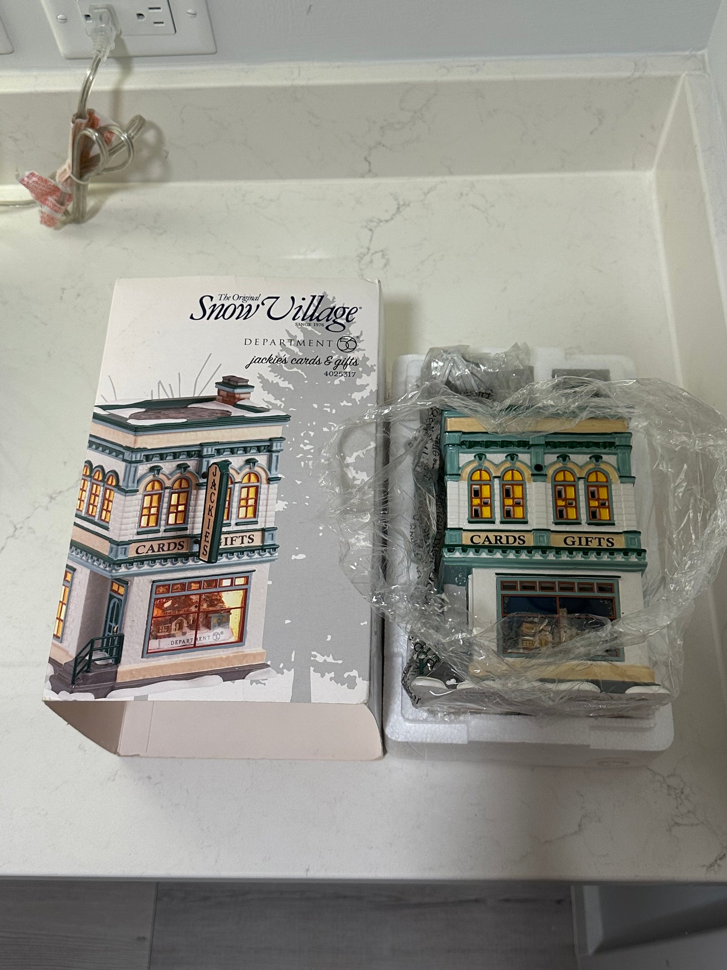 Department 56 Snow Village Jackie’s Cards & Gifts 4025317 - BRAND NEW