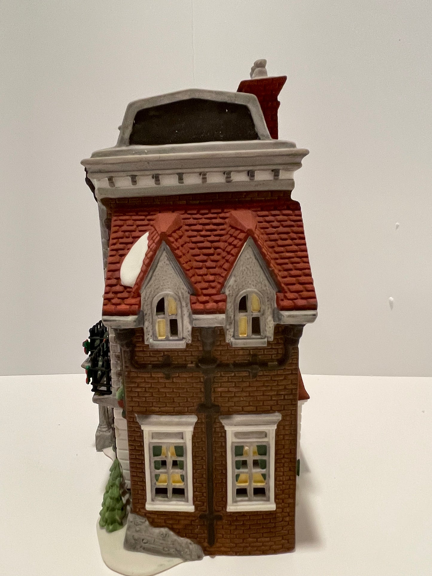 Department 56 Crown and Cricket Inn